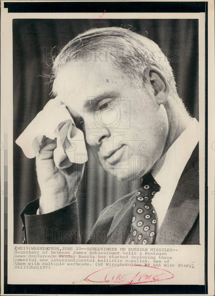 1975 Press Photo James Schlesinger Secretary of Defense - Historic Images