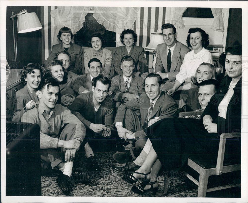 1950 Press Photo GI College Students Wives Ford Motor - Historic Images