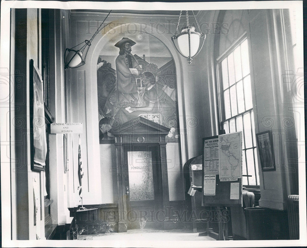 1944 Press Photo Ralf Henricksen Monroe post office art - Historic Images