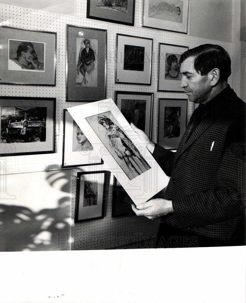  1966 Robert Garelick Admires Painting - Historic Images