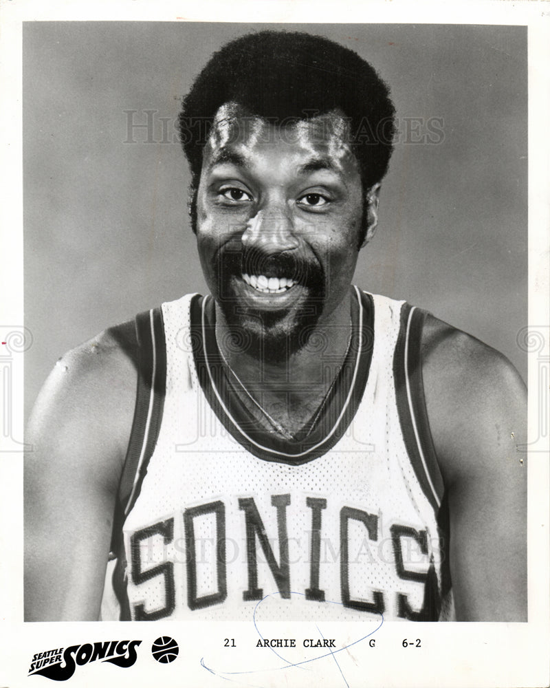 1975 basketball player-Historic Images