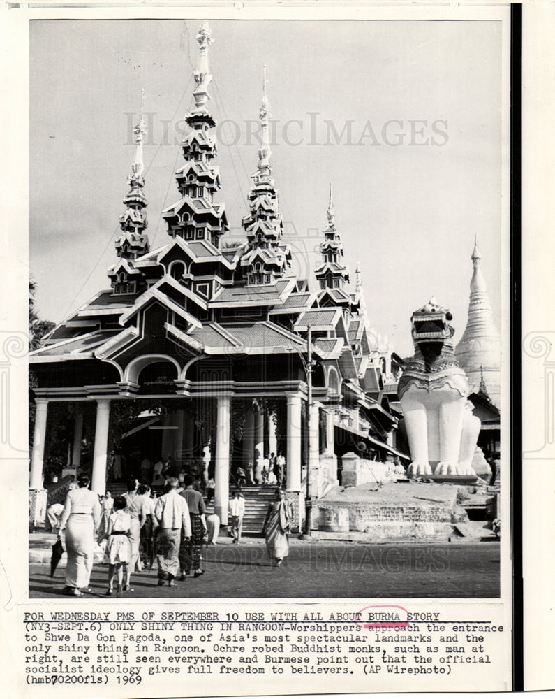 1969 worship Shwe Da Gon Pagoda Asia - Historic Images