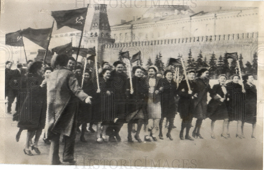 1945 Press Photo VE Day Russia Red Square parade flags - Historic Images