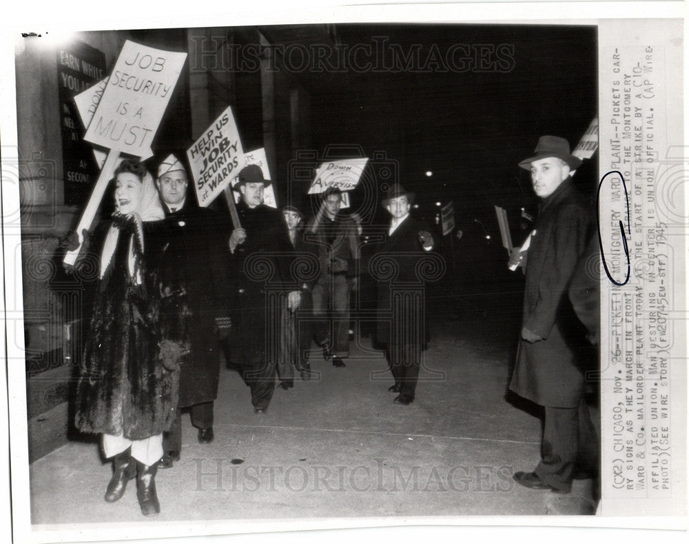 1945 Press Photo PICKETING MONTGOMERY WARD PLAN - Historic Images