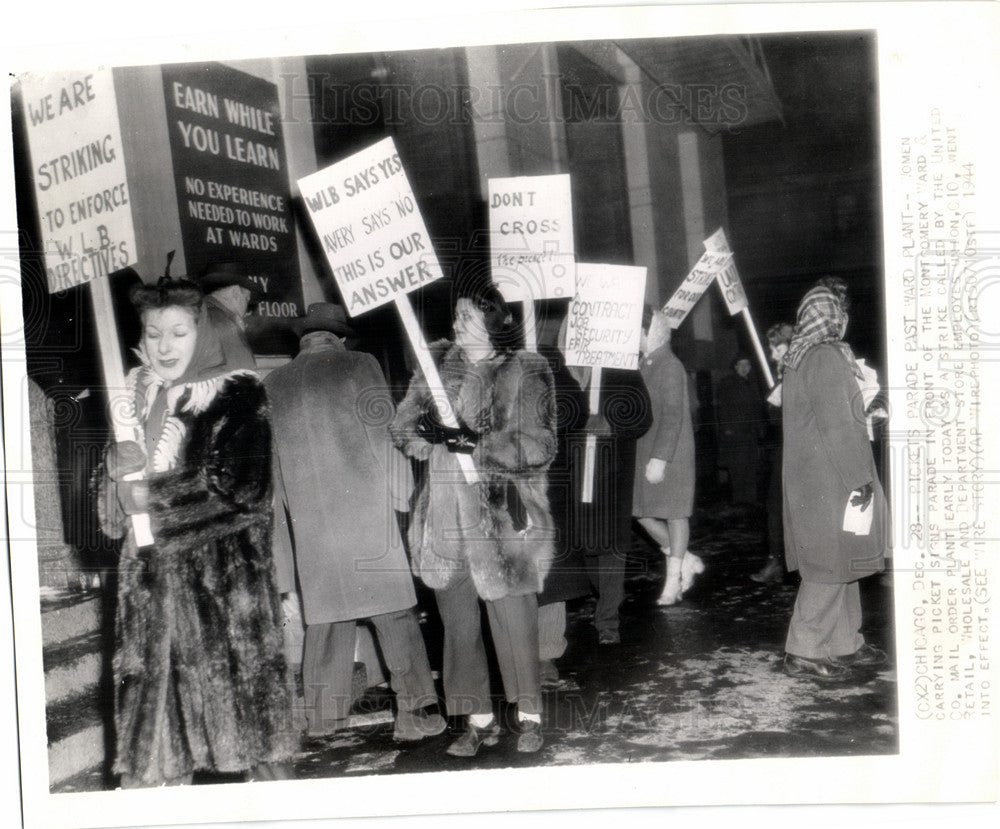 1945 Montgomery Ward women picket signs-Historic Images