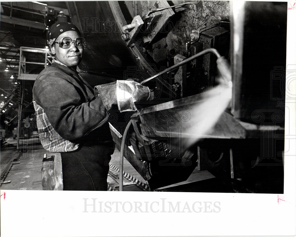 1980 Press Photo Tanks Vaistelle Crumpton welding - Historic Images