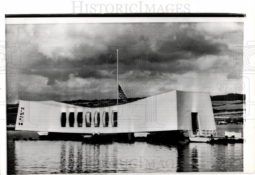 1963 Press Photo Pearl Harbor flag dips - Historic Images