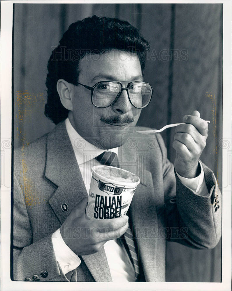 1989 Press Photo Lou Decillis sampling Italian Sorbet - Historic Images