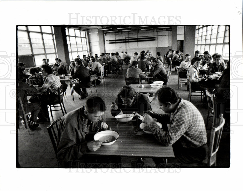 1989 Press Photo factory cacfeteria free hot meal - Historic Images