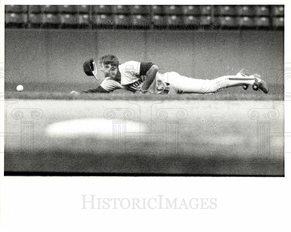 1986 Glenn Hoffman missed Whitaker&#39;s ball-Historic Images