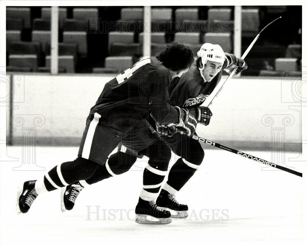 Press Photo Racing Ice Hockey Players - Historic Images