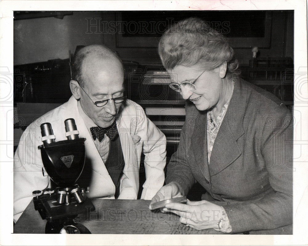 1950 Press Photo Doctors examining a germ slide - Historic Images