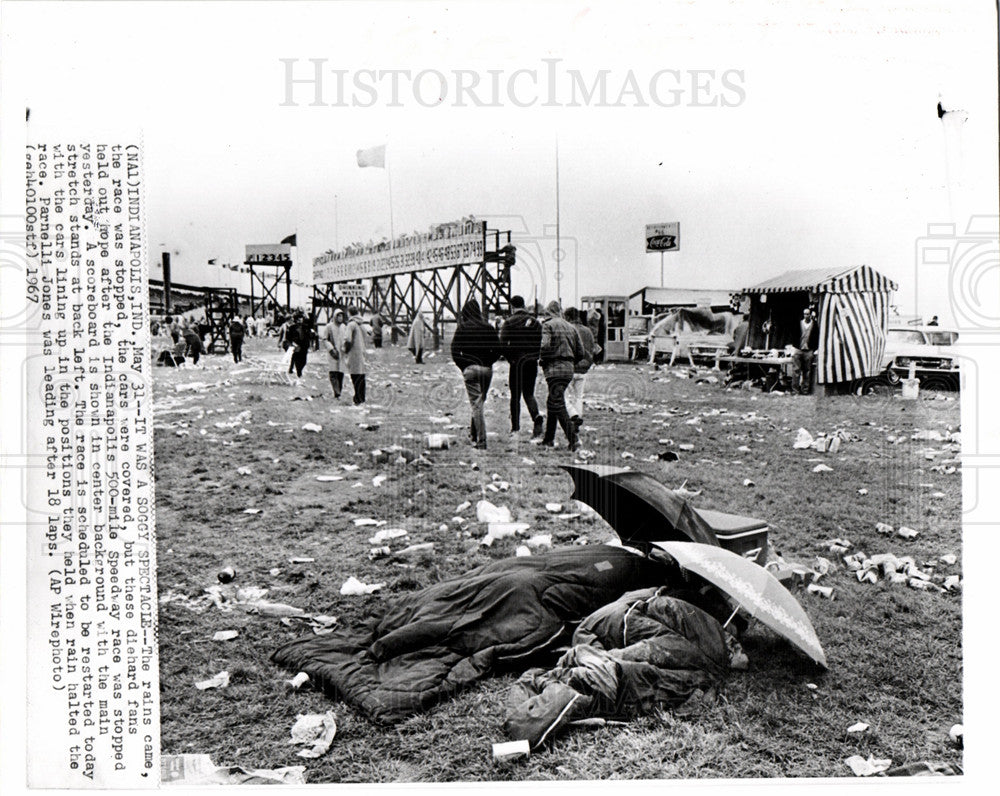 1967 Press Photo Indianapolis 500 On Rain Delay - Historic Images