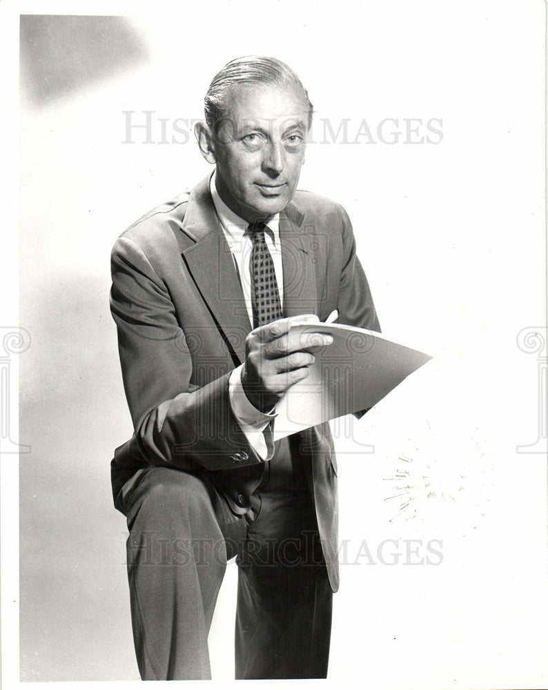 1960 Press Photo Alistari Cooke Omnibus TV Journalist - Historic Images