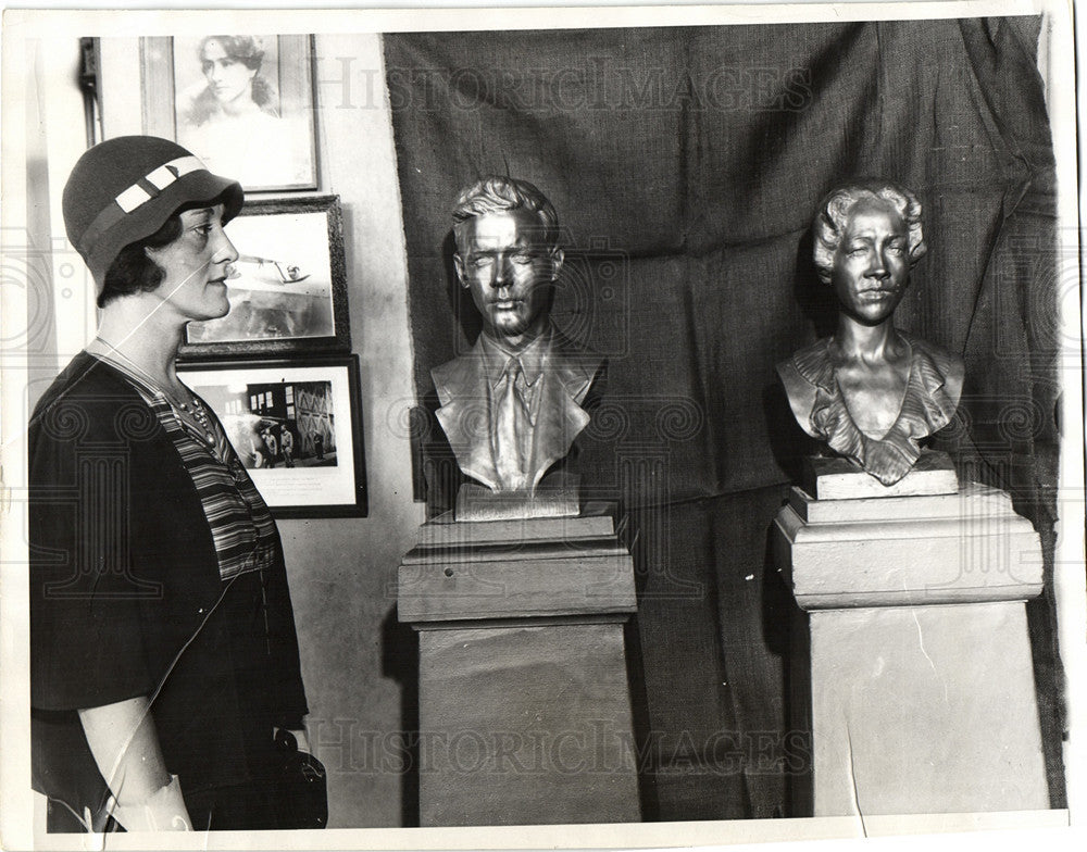 1932 Press Photo Lindbergh view silver bust St Louis - Historic Images