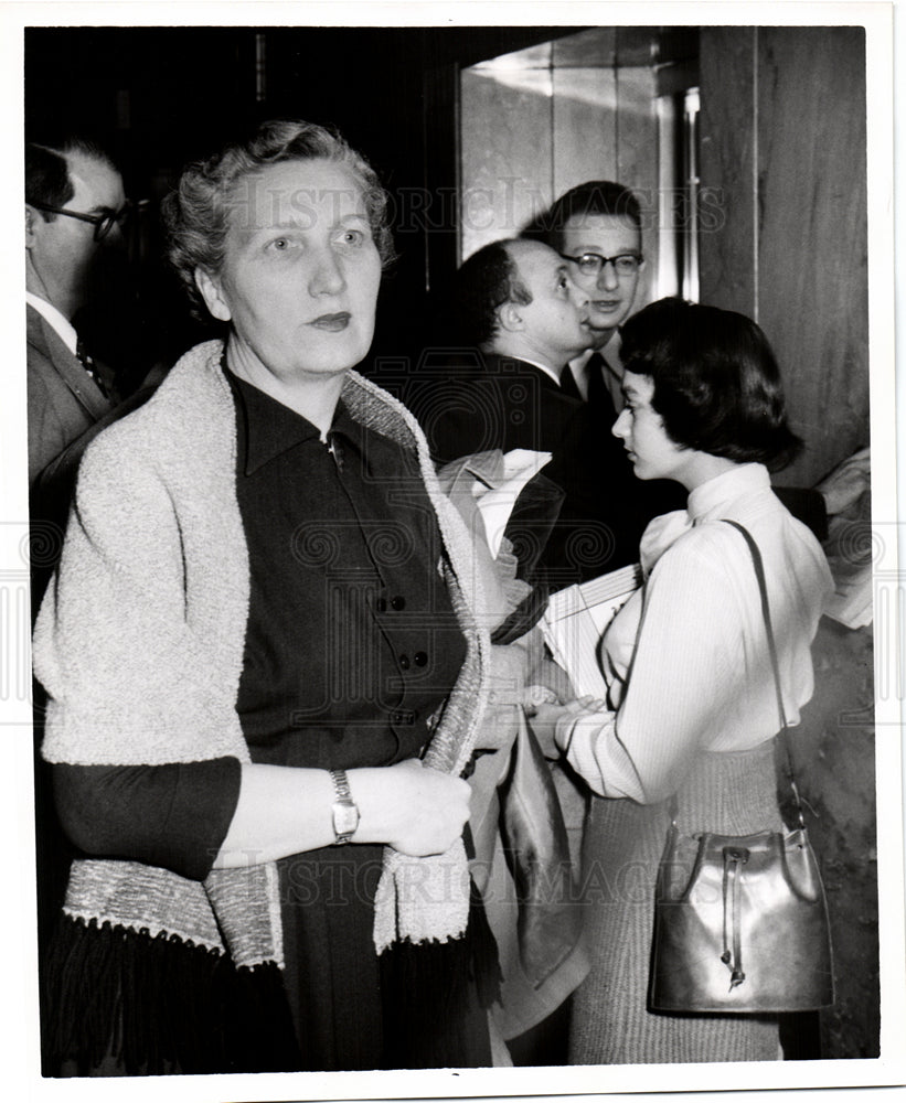 1954 Press Photo Mary Winter Hearing Detroit Smith Act - Historic Images