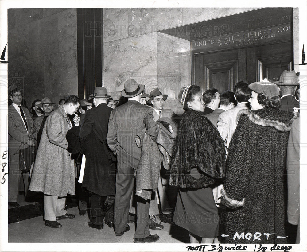 1952 CROWD that gathered outside courtroom-Historic Images