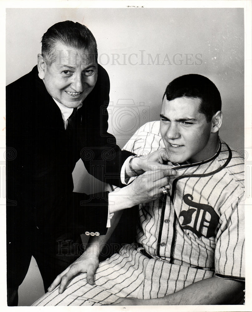 1961 Press Photo Joe Gentile   old baseball shirit - Historic Images