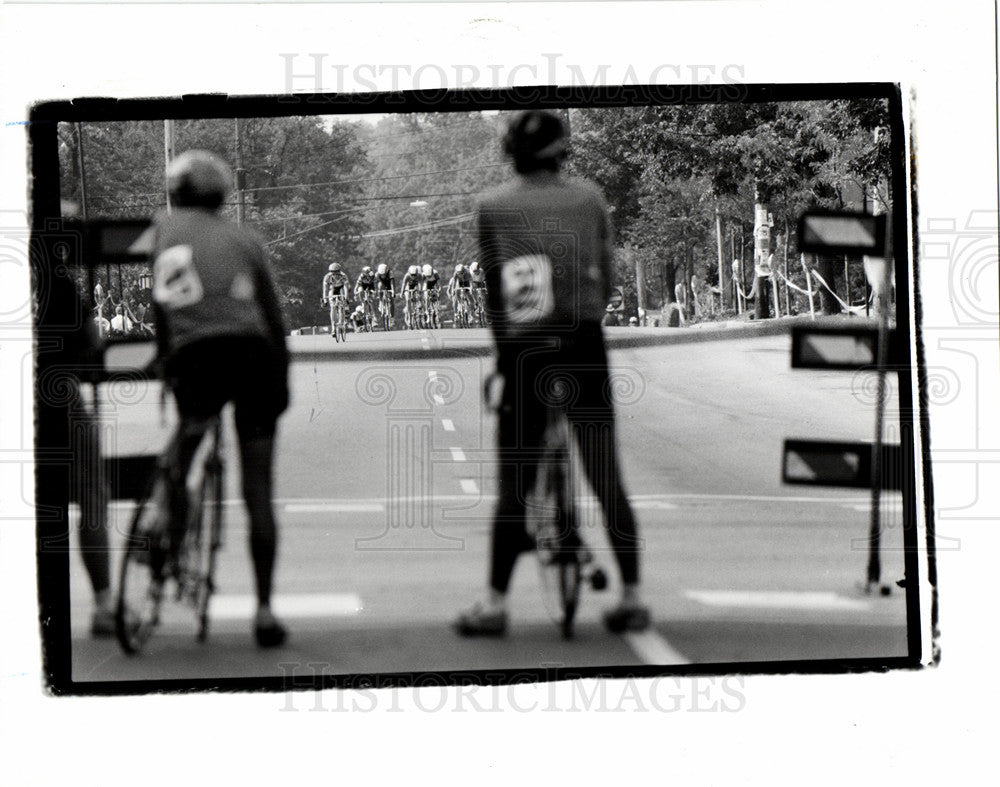 1990 Press Photo cyclists watch  action 10-kilomete - Historic Images