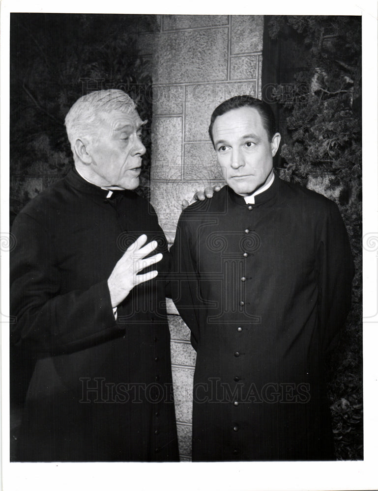 1962 Press Photo Gene Kelly TV Leo Carroll priest - Historic Images