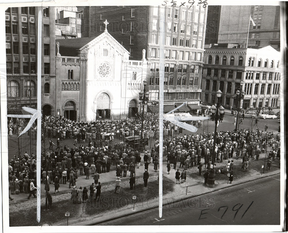 Church crowd May-Historic Images