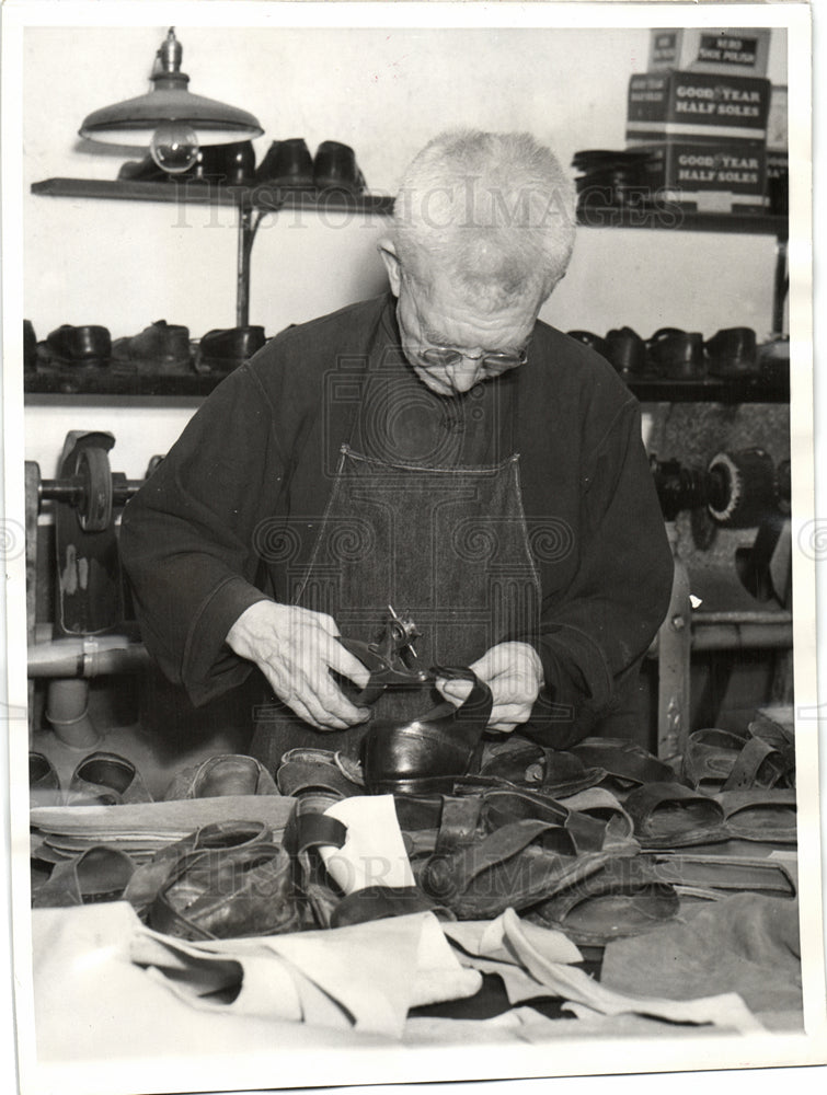 1938 Press Photo AN AGED FRANCISCAN AT WORK IN THE COOD - Historic Images