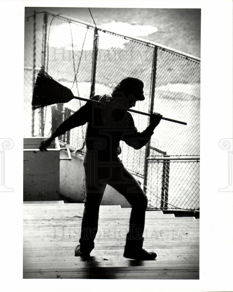 1984 Press Photo A member of the stadium clean-up - Historic Images