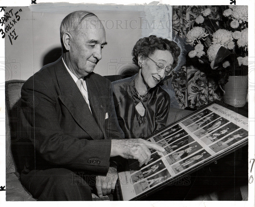 1953 Press Photo Davey and Mrs.Joans recall his old day - Historic Images