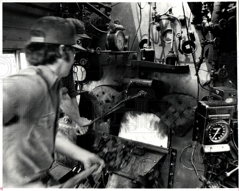 Press Photo Train Furnace Engine Lindsay Gray - Historic Images