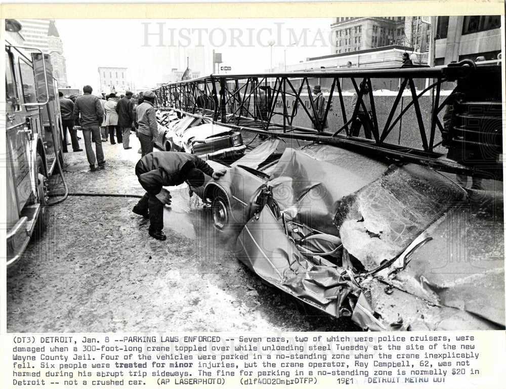 1981 Press Photo Crane Crushes Cars Detroit Michigan - Historic Images