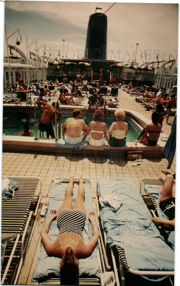 1985 Press Photo T.S.S Carnivale Cruise Ship Passengers - Historic Images