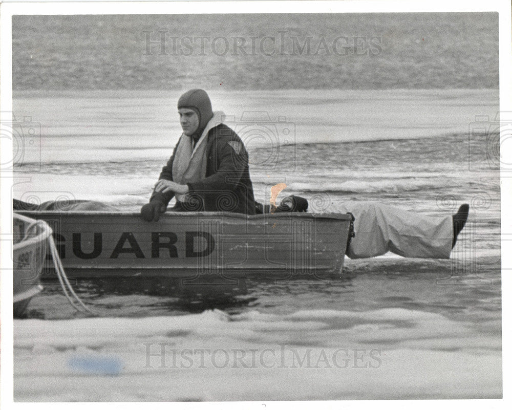 1977 Press Photo Coast Guard Lake Erie Recovery - Historic Images
