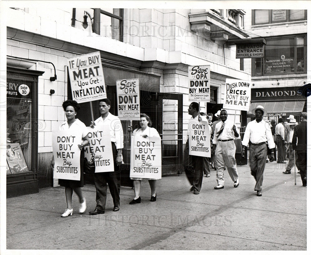 1946 buyer strikes broadway market-Historic Images