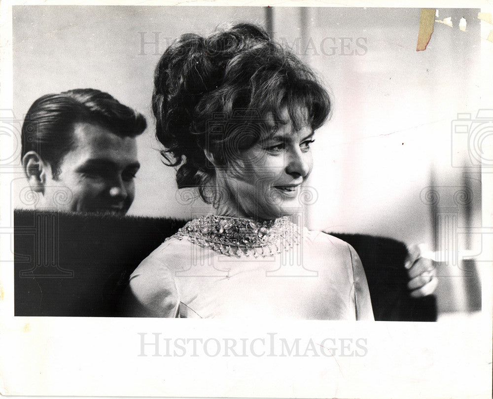 1975 Press Photo Ingrid Bergman gown Moss Mabry - Historic Images