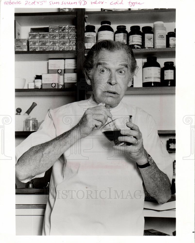 1975 Press Photo Milton Berle pharmacists best Everybod - Historic Images