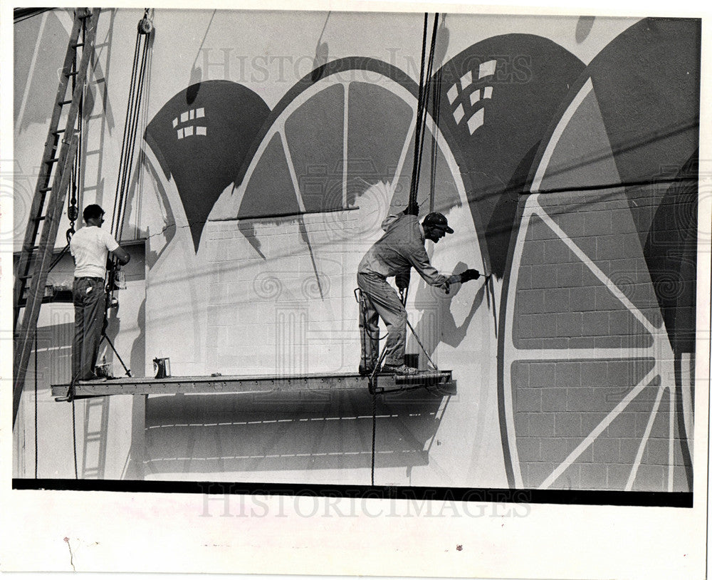 1973 Press Photo mural painter - Historic Images