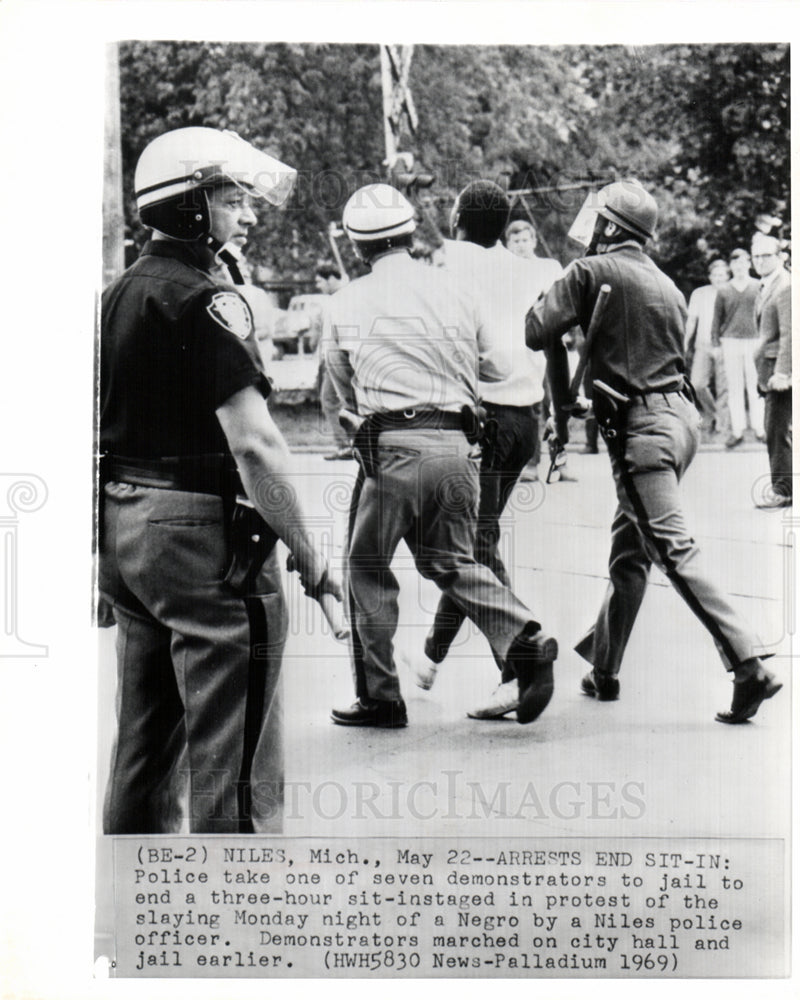 1969 Press Photo Arrests sit-in Nile - Historic Images