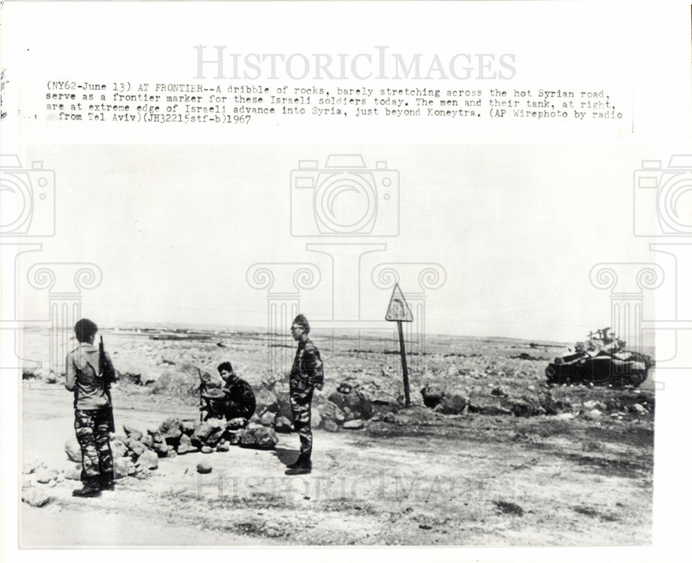 1967 Press Photo Israeli Soldiers Advance Syrian Road - Historic Images