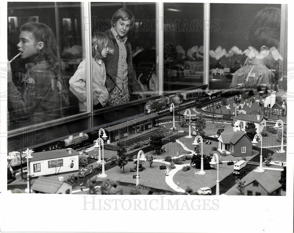 1975 Press Photo Model Train Set - Historic Images