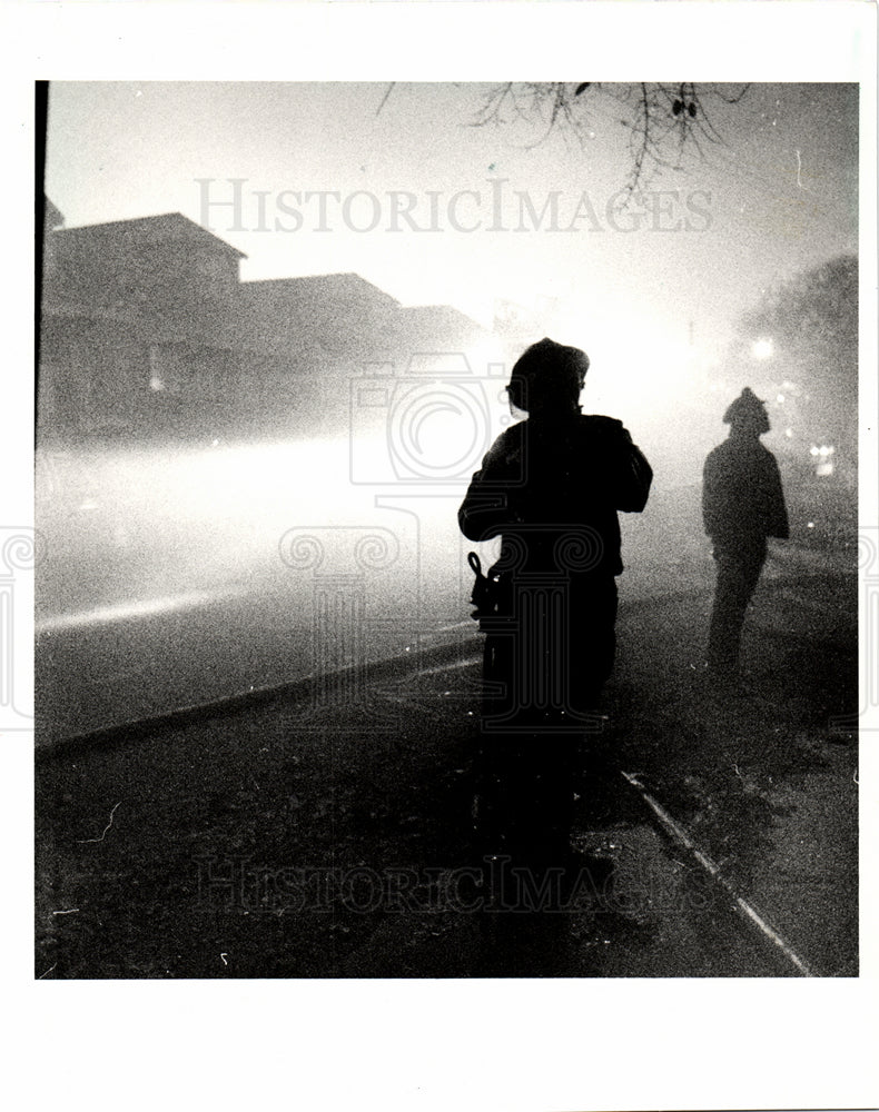 1986 Press Photo devil&#39;s night fenelon firefighter - Historic Images