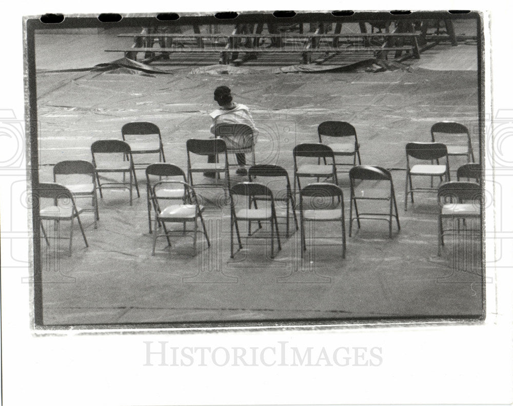 Press Photo girl detained on curfew violation sist - Historic Images