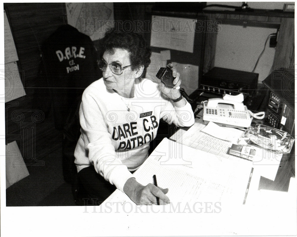 1998 Press Photo Devils Night Many Hoffman patrol radio - Historic Images