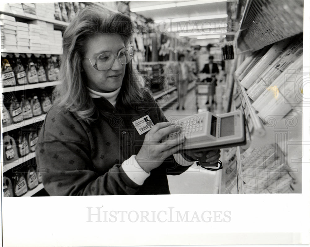 1991 Press Photo Computer Trina Guldi scanning gun - Historic Images