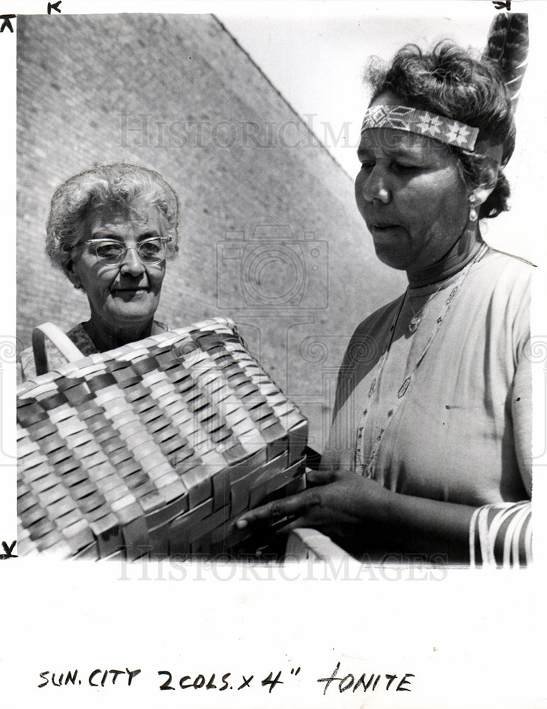 Press Photo Grandma House basket Collins Hawks - Historic Images