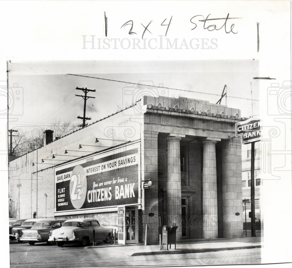 1957 bank robber teller gave money-Historic Images