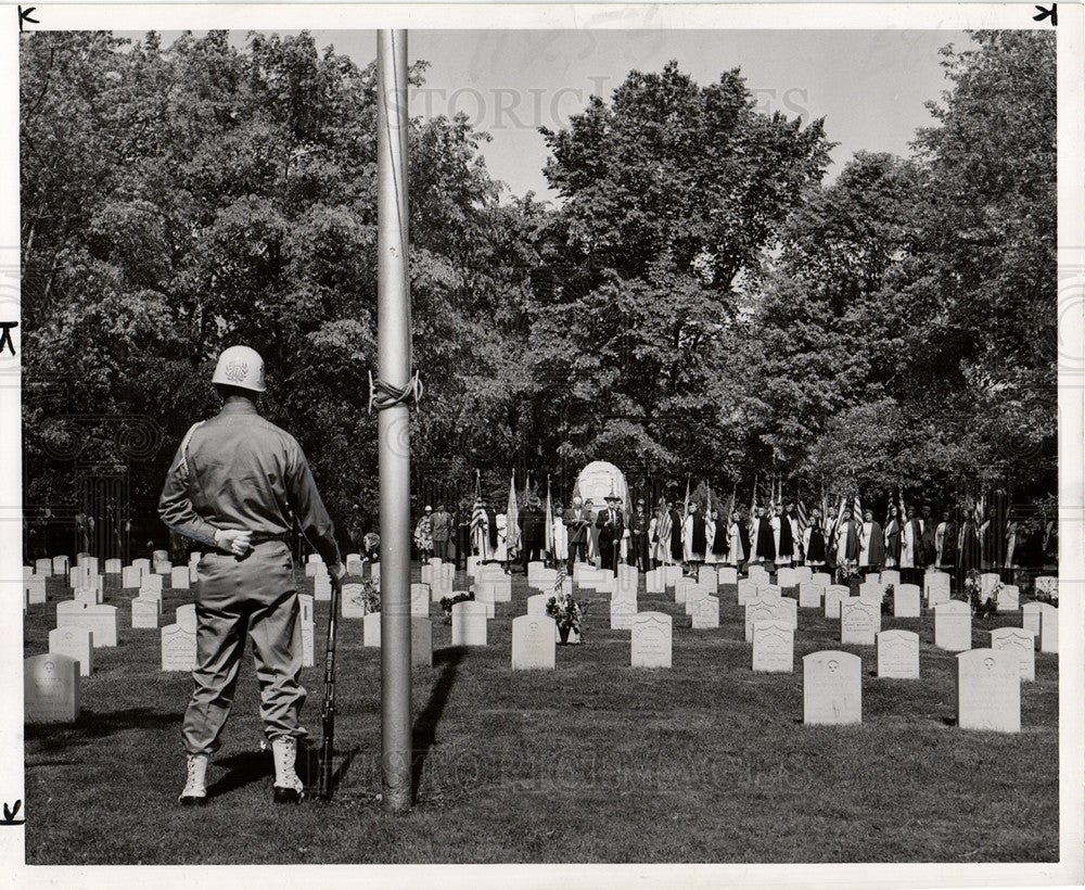 1951 Press Photo Memorial Day Roseland Cemetery - Historic Images