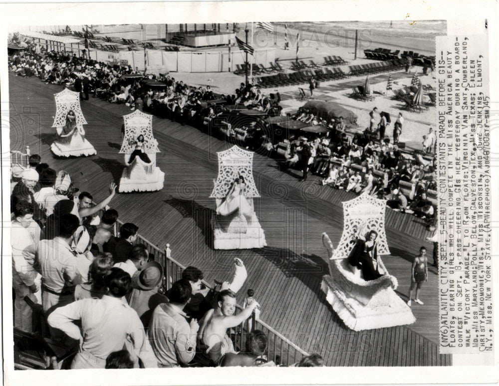 1945 Press Photo Beauty contestants GIs - Historic Images