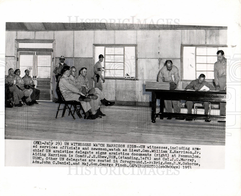 1953 Press Photo UN WITNESSES WATCH HARRISON SIGN. - Historic Images