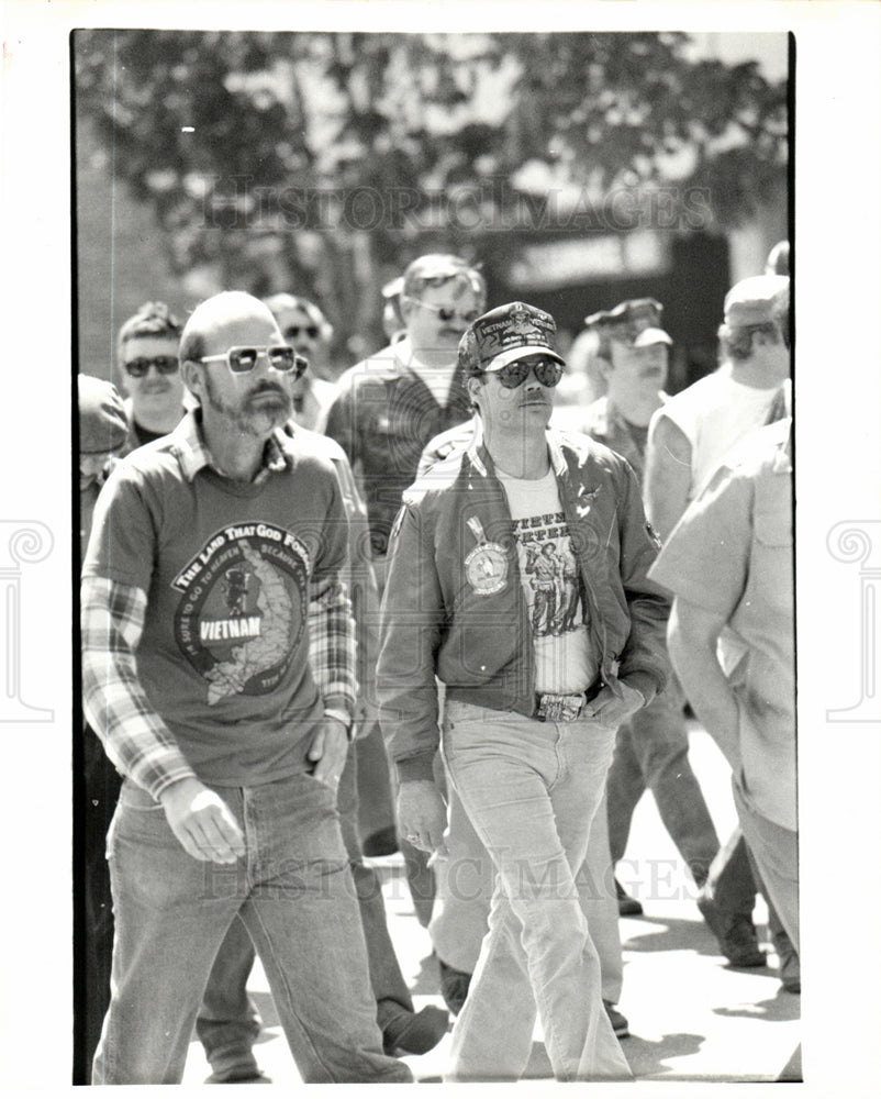 1985 Press Photo went out for victnam watching - Historic Images