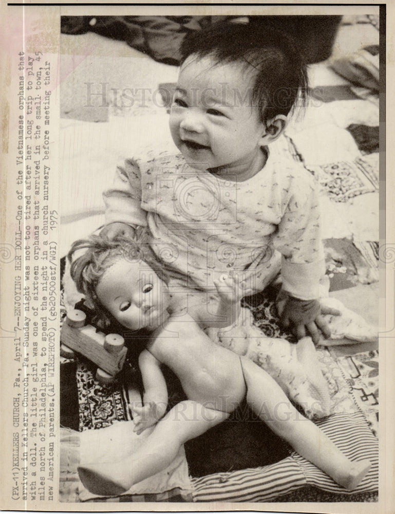 1975 Press Photo Vietnamese orphan Kellers Church PA - Historic Images